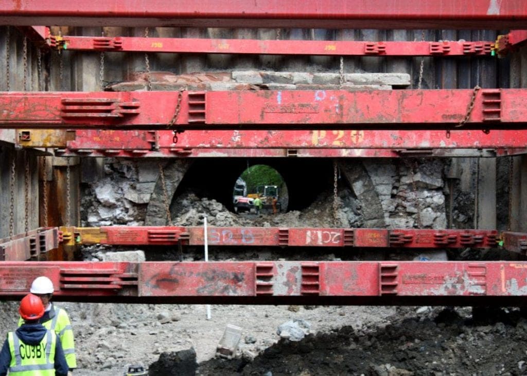 A temporary support was used while the tunnel was emptied